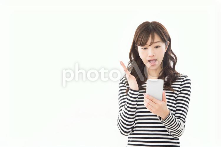 スマートフォンを使う女性　驚く 女性,スマートフォン,検索の写真素材