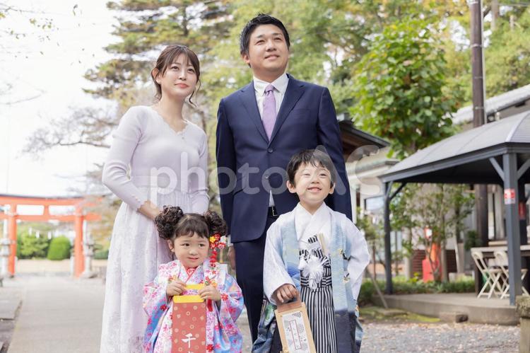 七五三　家族 七五三,家族,晴れ着の写真素材