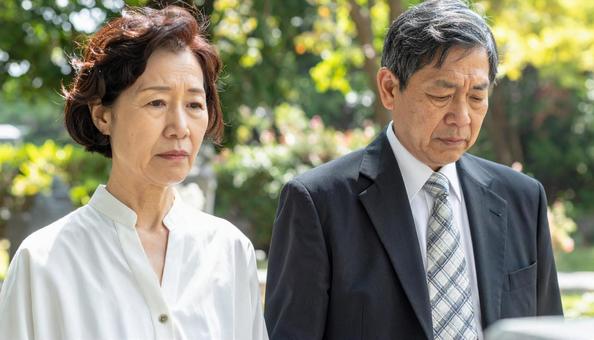 お葬式・墓参りで悲しむ老夫婦 お葬式・墓参りで悲しむ老夫婦の写真