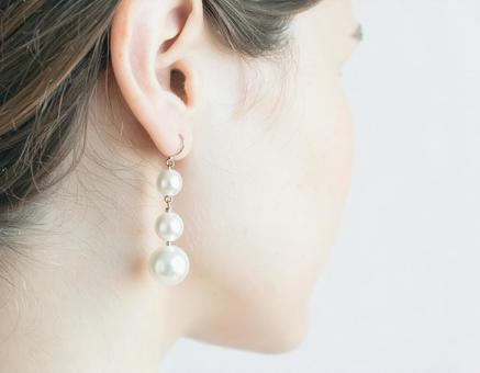 真珠のイヤリングの写真