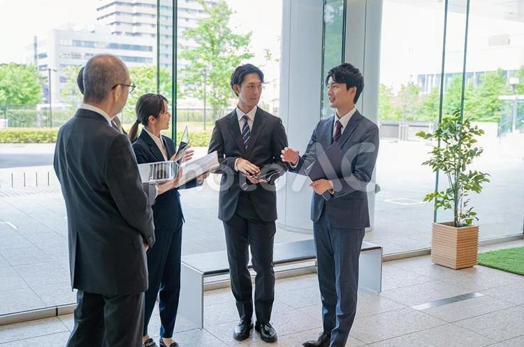 様々な世代のビジネスマンの打合せ ビジネス,男性,男女の写真素材