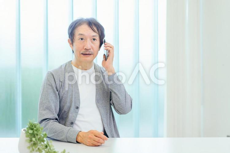 スマホを使う中高年男性 スマホ,スマートフォン,電話の写真素材