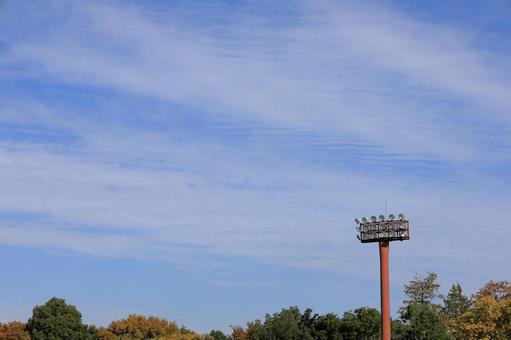 野球場のナイター照明と秋空1 ナイター照明,野球場,青空の写真素材