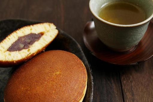 どら焼きと緑茶の和の組み合わせ どら焼き,緑茶,和菓子の写真素材
