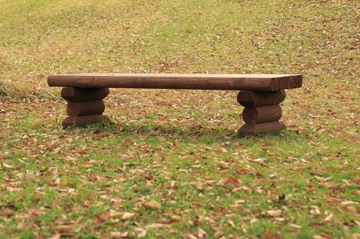 落ち葉とベンチ 落ち葉とベンチの写真