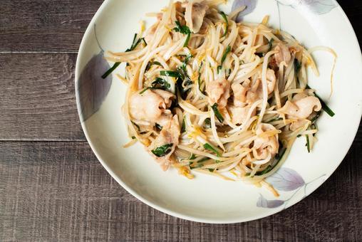 上から撮ったもやしと豚肉ともやしの炒め物 豚バラ,豚肉,もやしの写真素材