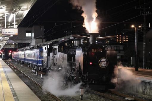 夜汽車、発つ 夜汽車、発つ 蒸気,発車の瞬間,夜の鉄路の写真素材