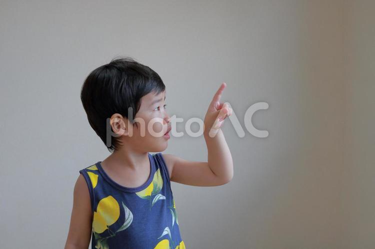 指をさす子供 子供,ひらめき,アイデアの写真素材