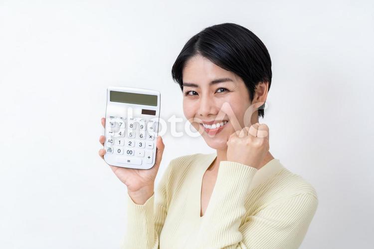 ガッツポーズをする電卓を持つ主婦。 主婦,電卓,家計の写真素材