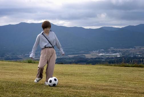 ＜素材＞夕暮れの公園で元気に運動する女性 女性,空,エクササイズの写真素材