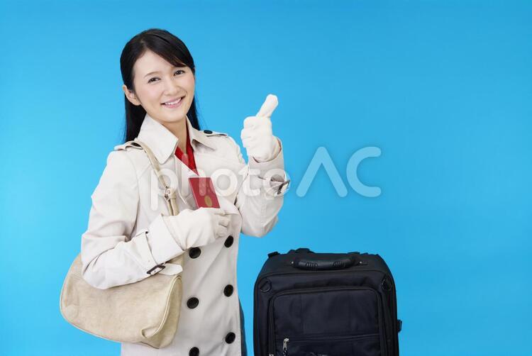 パスポートを持つ笑顔の女性 女性,女,旅行の写真素材