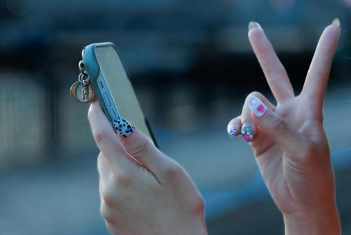 ネイルとスマホのポーズ ネイルとスマホのポーズ ネイル,スマホ,ポーズの写真素材
