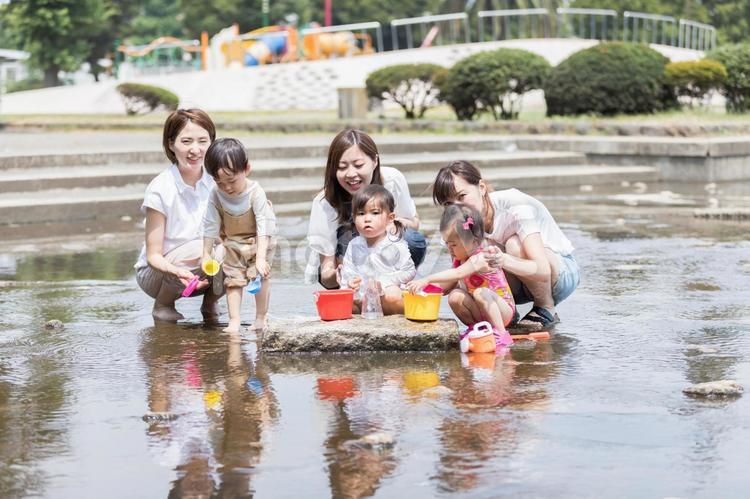 ママ友　母親　育児　水遊び　 育児,ママ友,公園の写真素材