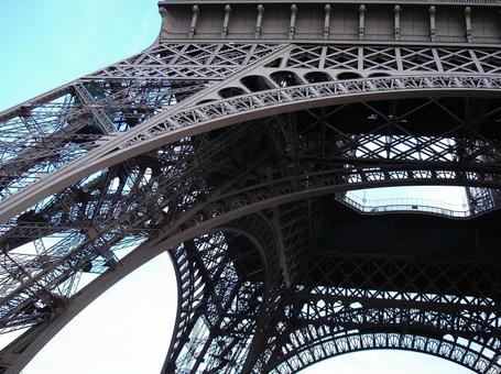エッフェル塔のアーチ部分の写真