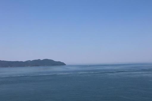 青い海と島と青空の風景の写真