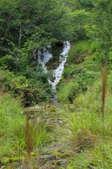 山々を流れる綺麗な川 山々を流れる綺麗な川の写真