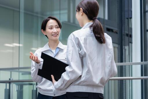 ビルメンテナンスする女性エンジニア 不動産,エンジニア,建築の写真素材