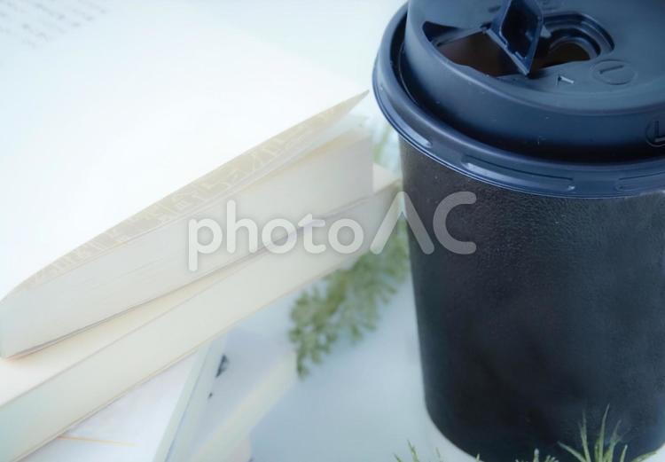 積まれた本とコーヒー2 本,積み本,コーヒーの写真素材