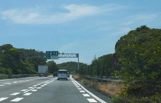 濃いグリーンの間を走る夏の東名高速道路 濃いグリーンの間を走る夏の東名高速道路の写真