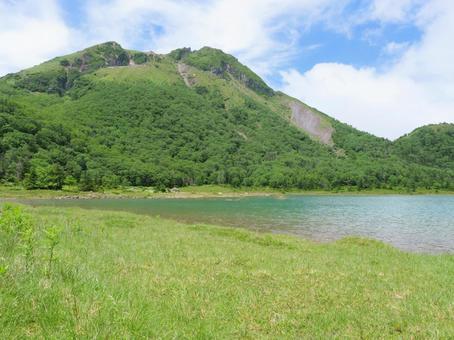 五色沼の湖面から日光白根山 五色沼の湖面から日光白根山の写真