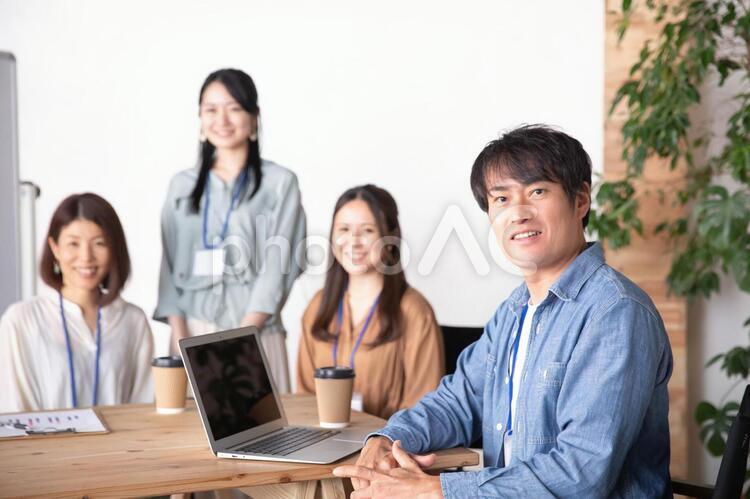 服装自由な会社で働く会社員 ビジネス,クリエイター,ライターの写真素材