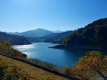 宮ケ瀬湖と虹の大橋 湖,紅葉,秋の写真素材