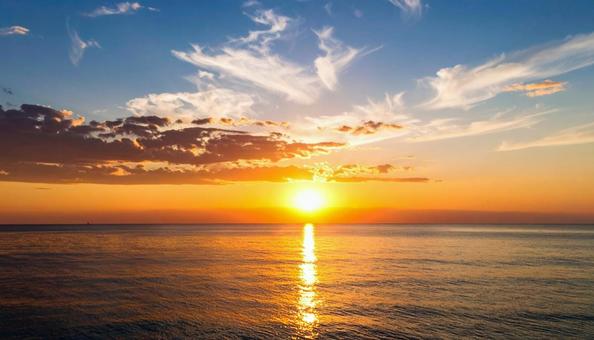 海に沈む夕日 海に沈む夕日の写真