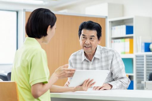 介護の相談をするシニアの男性 介護の相談をするシニアの男性 介護,シニア,高齢者の写真素材