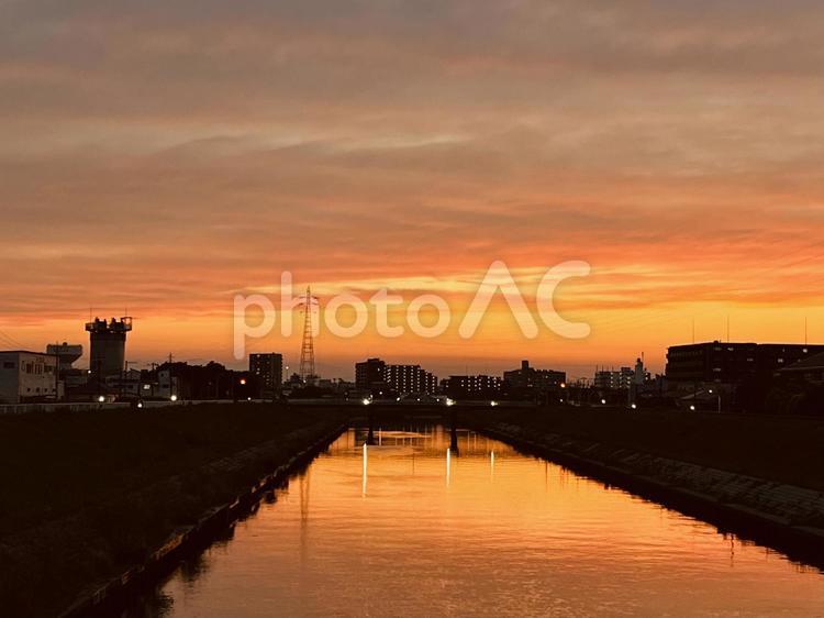 夕方の街　オレンジの空 風景,夕日,幻想的の写真素材