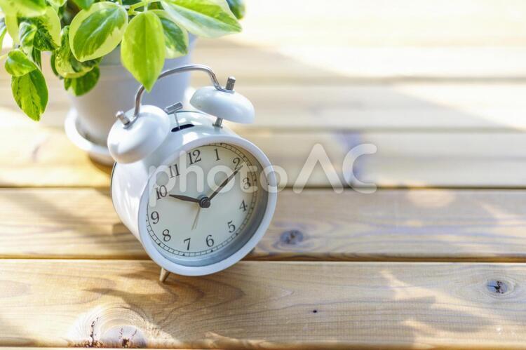 木材の上に置かれた目覚まし時計 時間,目覚まし,目覚まし時計の写真素材
