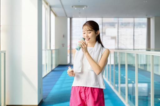 水分補給するトレーニングする女性 トレーニング,水分補給,女性の写真素材