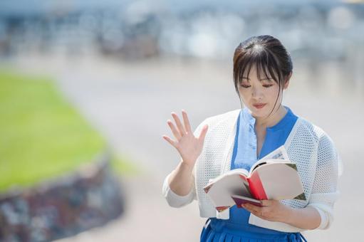 ガイドブックを見る女性 ガイドブックを見る女性 女子旅,女性一人旅,女性の写真素材