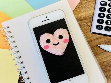 笑顔のハートとスマホ 笑顔のハートとスマホ ハート,笑顔,表情の写真素材