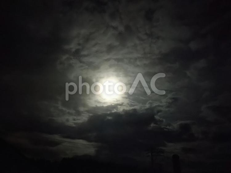 暗い雲の間から満月の光 月,満月,光の写真素材