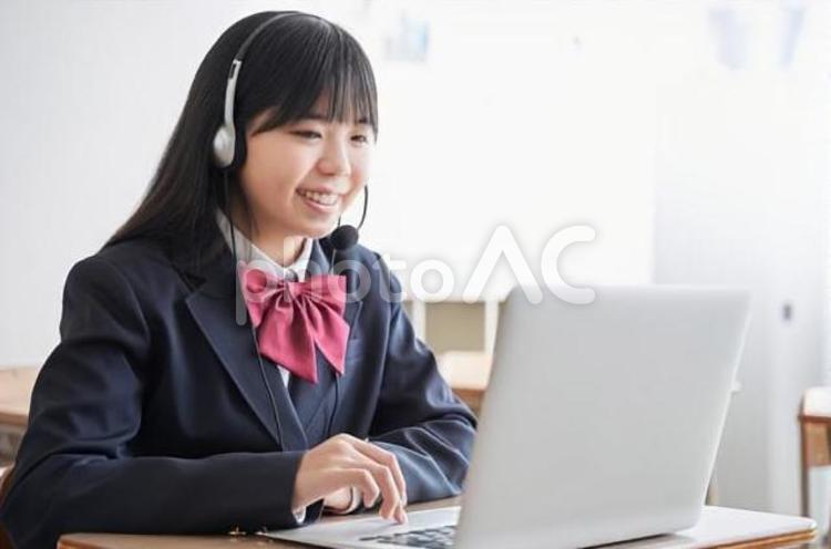教室でパソコンで授業を受ける女子中学生 中学生,女子,日本人の写真素材