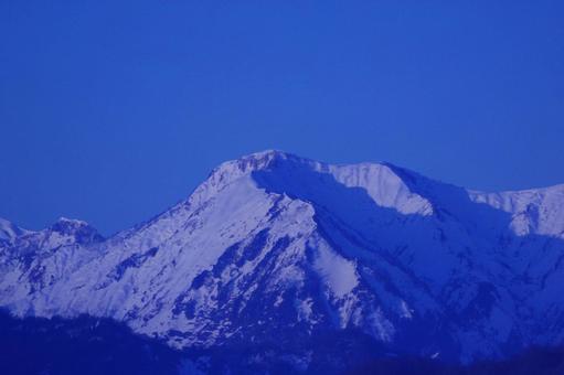 早朝の雪山 早朝の雪山 雪山,山,素材の写真素材
