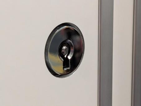 電車の中の鍵穴 壁面,扉,金属製の写真素材