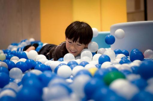 <素材>室内のボールプールで遊ぶ男の子 <素材>室内のボールプールで遊ぶ男の子 子供,笑顔,ボールプールの写真素材