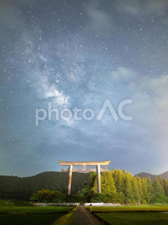 熊野大社の大鳥居と天の川 熊野大社,大鳥居,大斎原大鳥居の写真素材