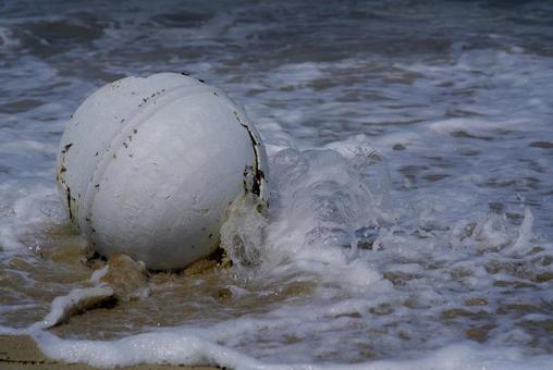 波と白いブイ 波と白いブイ 波,海,砂浜の写真素材