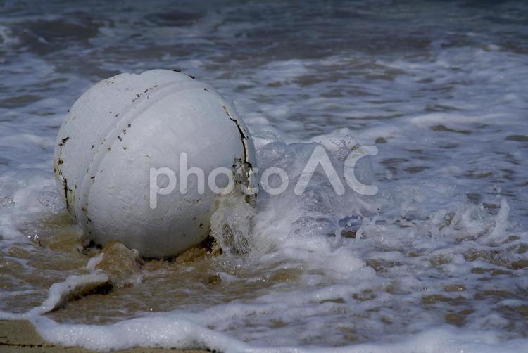 波と白いブイ 波,海,砂浜の写真素材
