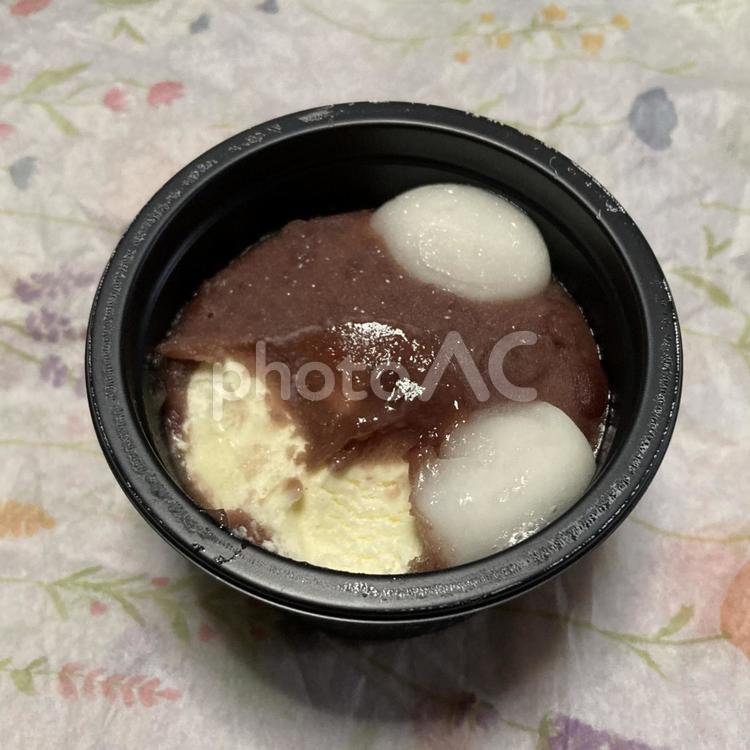 あずきがたっぷりのったアイスクリーム あんこ,餅,アイスクリームの写真素材
