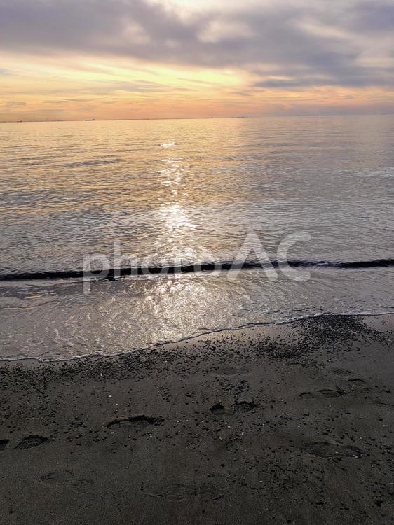 夕暮れの海岸 海,曇り,風景の写真素材