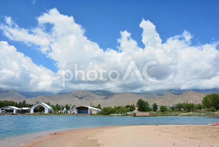 夏のキルギス・イシククル湖の風景 イシククル湖,イシク湖,イスィククリ湖の写真素材