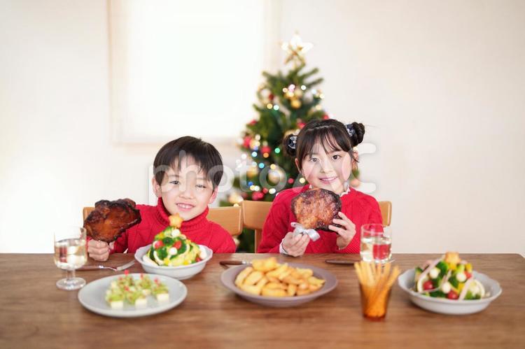 たくさんの料理とチキンを持った子供たち 男女,クリスマス,料理の写真素材