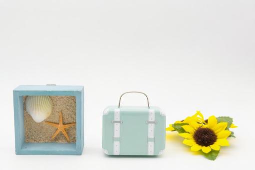 夏の旅　バックとひまわりと貝殻と人手 夏,旅行,旅の写真素材