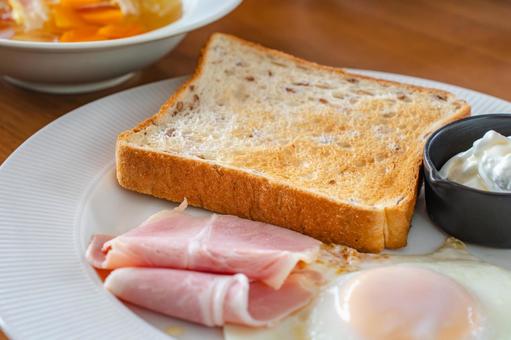 トーストと卵の朝食 トーストと卵の朝食の写真