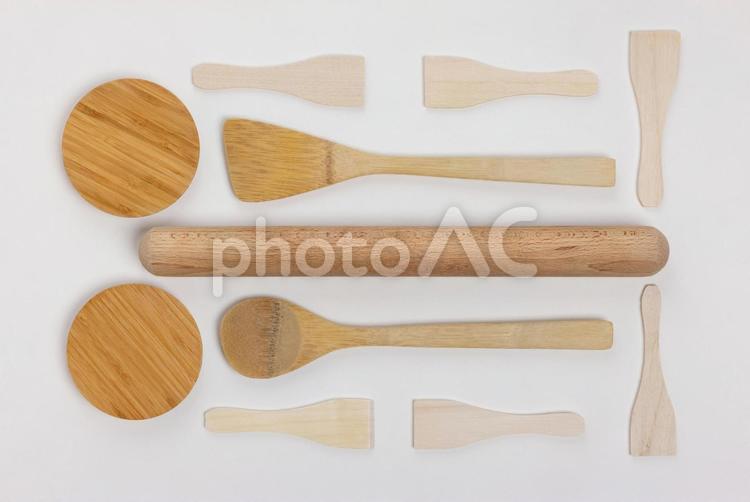 めん棒を中心に並べられた木製道具 木製,コースター,丸いの写真素材