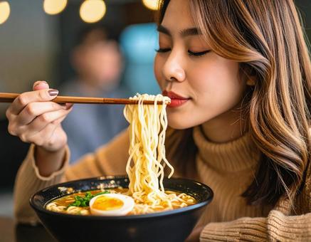 ラーメンを食べる女性 ラーメンを食べる女性の写真
