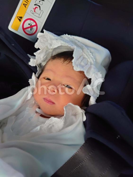 ベビーシートに乗る赤ちゃん　 赤ちゃん,あかちゃん,ベビーの写真素材